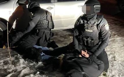 Викрали людину і вимагали 12 тисяч доларів: у Києві затримали трьох поліцейських (фото)
