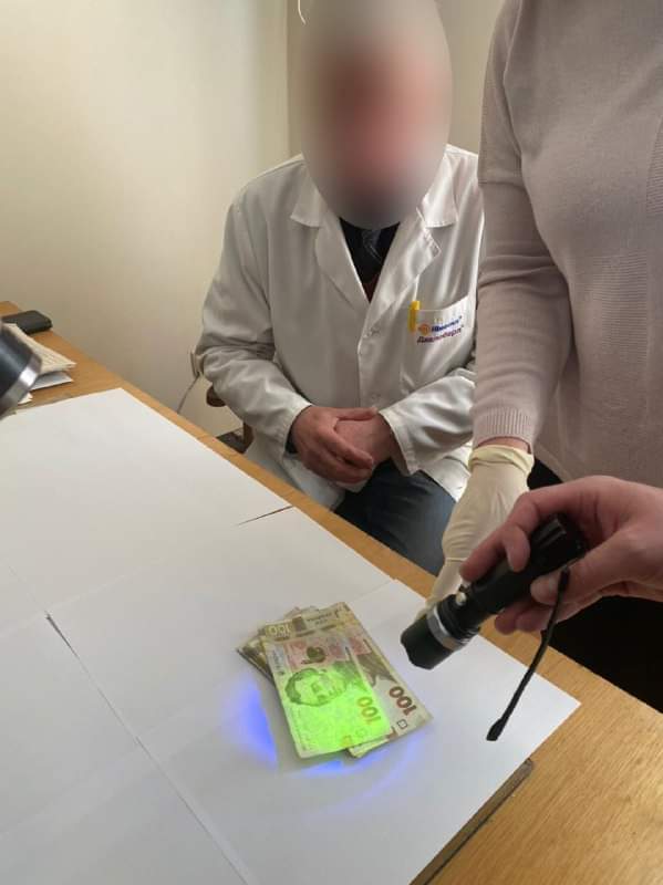 Вимагав хабар у жінки з інвалідністю – лікарю повідомили про підозру