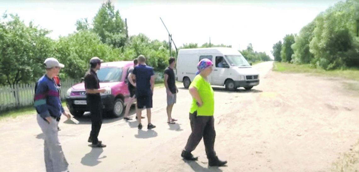 Війна за чорниці: житомиряни не пускають збирачів ягід з Рівненщини
