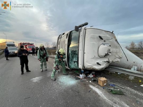 Водій не впорався з керуванням: біля Вінниці перекинулася цистерна із 19 тоннами аміаку