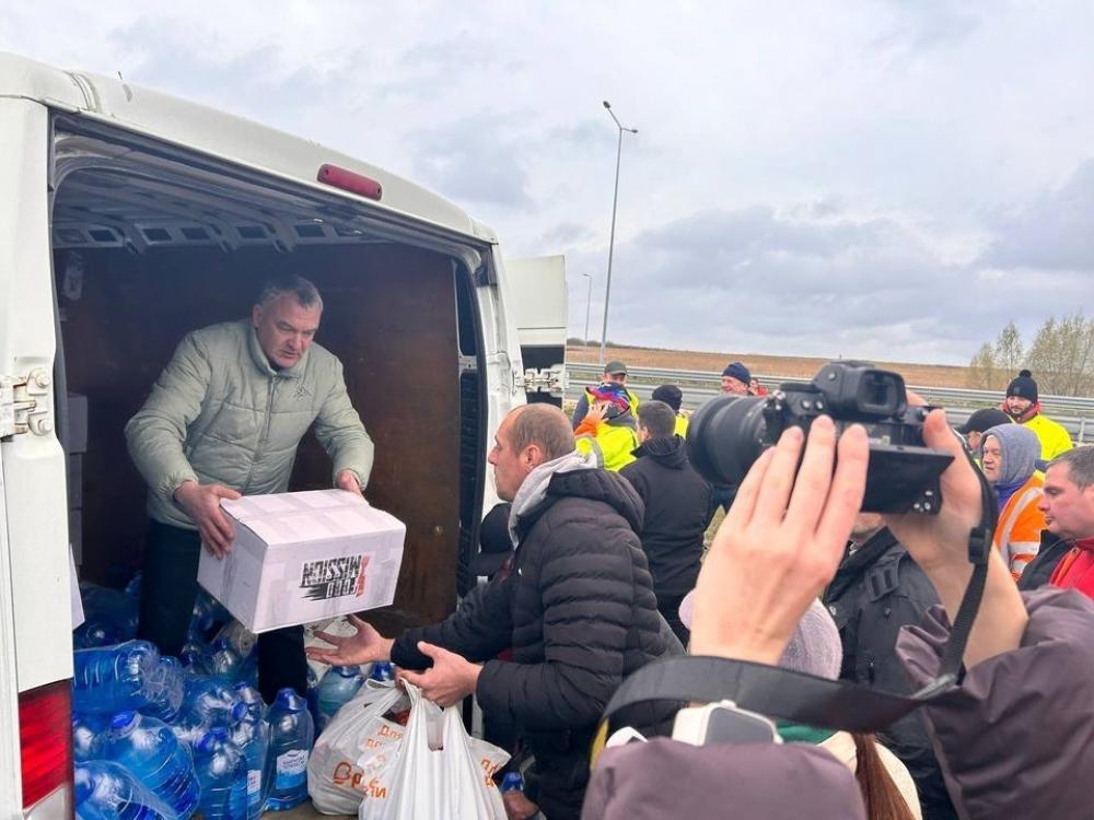 Водіям, які не можуть перетнути польський кордон, допомагають