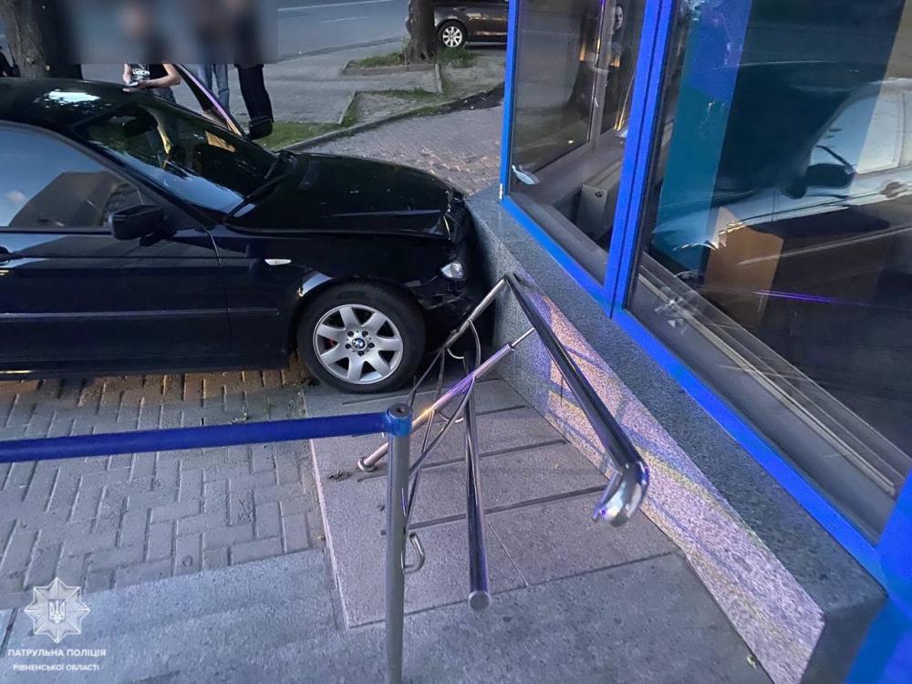 Водійка BMW в’їхала в офіс компанії мобільного зв’язку