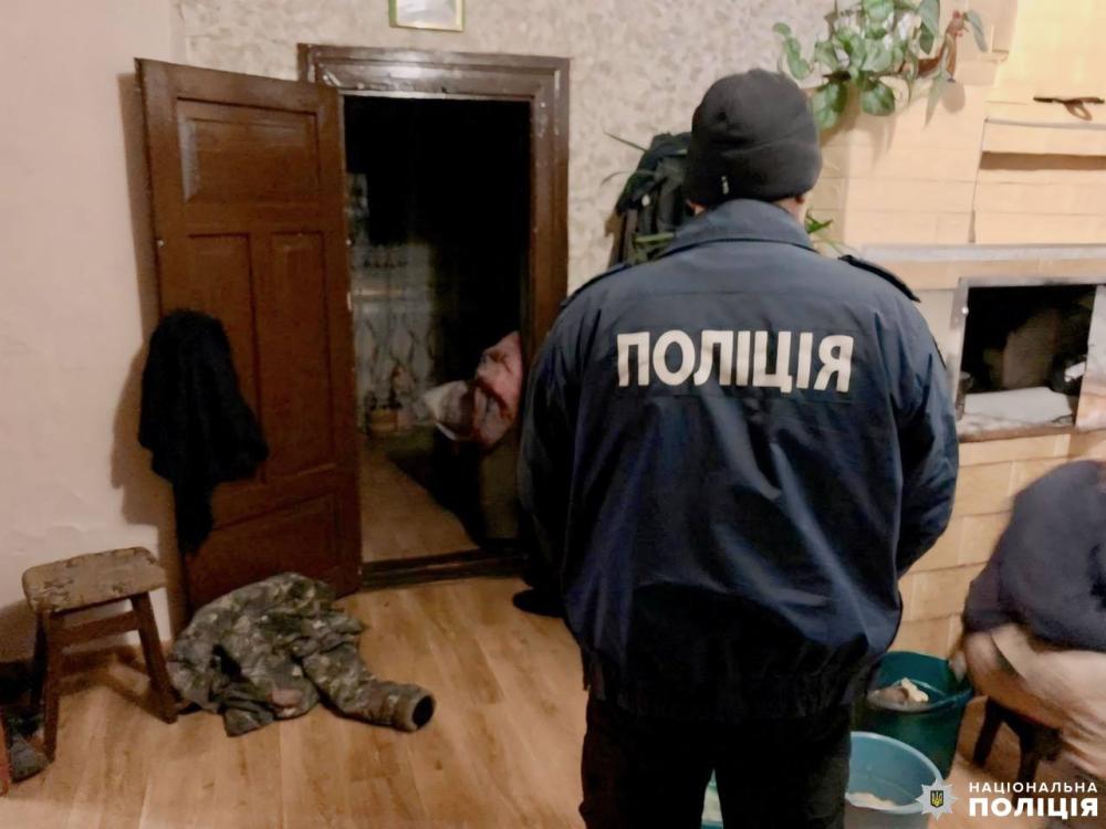 Впав на ніж, який тримав батько