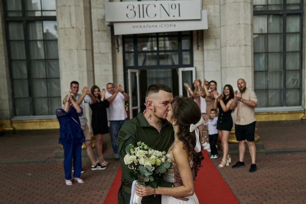 Втратив можливість бачити, а не кохати: військовослужбовець, який проходив реабілітацію на Рівненщині, одружився із коханою