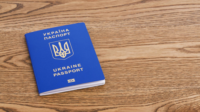З якого віку дитина може мати закордонний паспорт і де його отримати