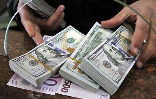 За місяць громадяни продали банкам понад два мільйони валюти