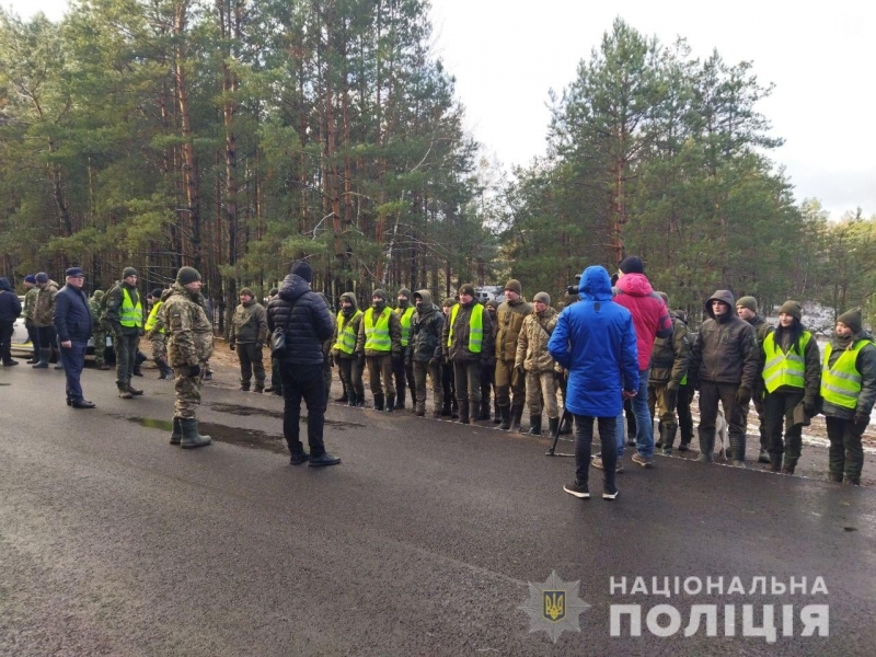 Заблукалу місяць тому у лісі на Рівненщині досі шукають