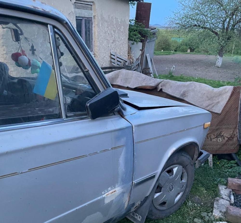 Заїхав на сходи будинку сусідки
