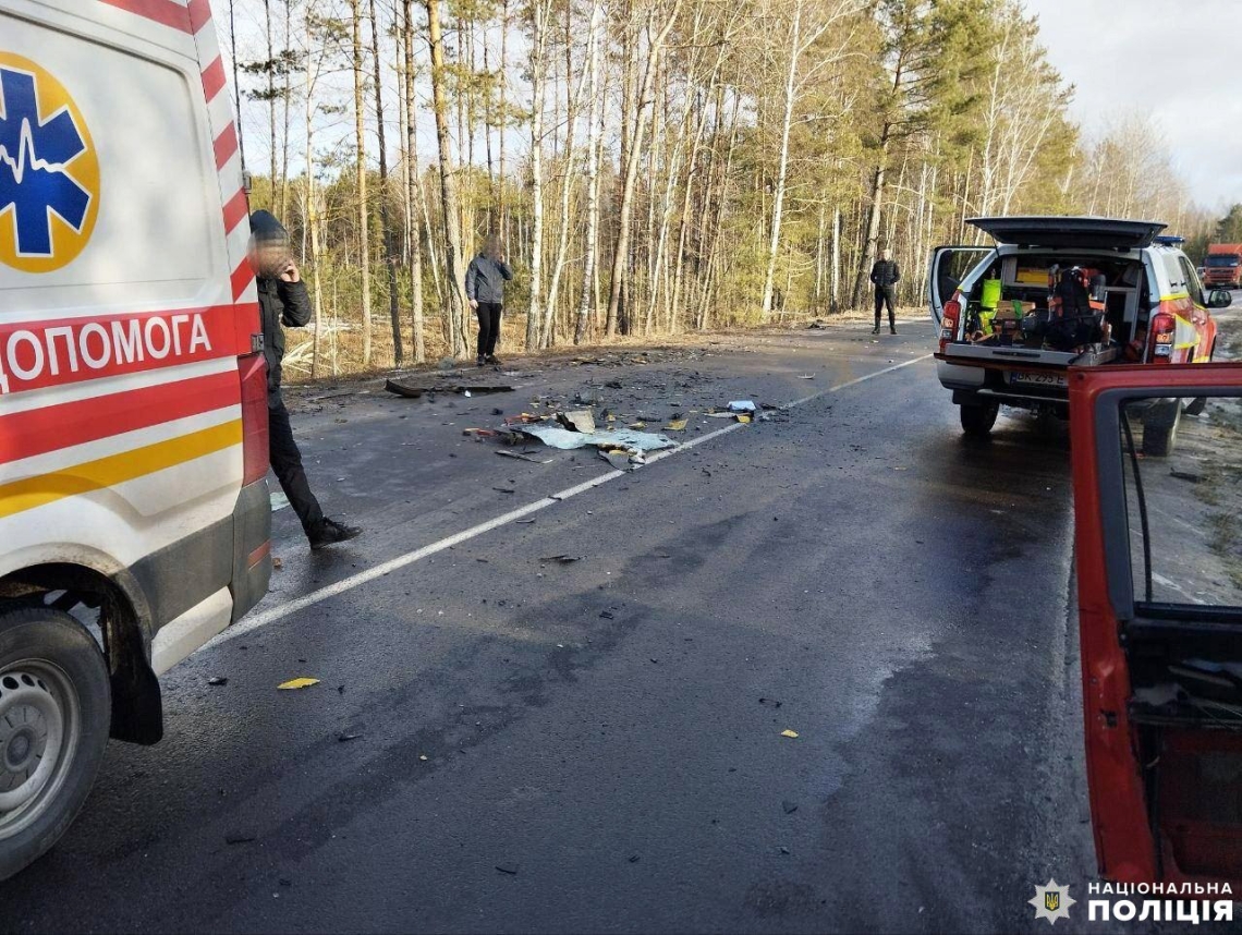 Зіткнулись вантажівка та бус: троє загиблих