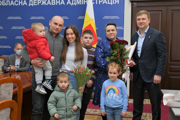 Званням «Мати-героїня» та державними відзнаками нагородили жінок Рівненщини