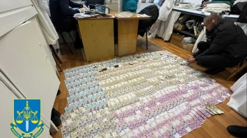 1500 доларів - за сприяння в оформленні групи інвалідності: на хабарі викрито лікаря