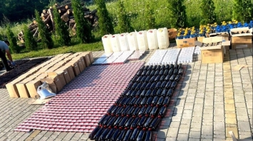 800 літрів шампанського, коньяку, горілки вилучили правоохоронці у водія буса