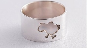 Анджеліна Джолі носить каблучку із зображенням карти України