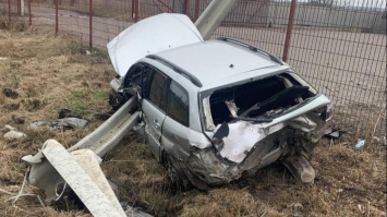Автомобіль пронизав металевий відбійник, але водій не постраждав 