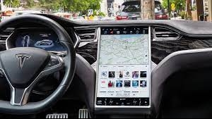 Автомобілі Tesla зупинилися під час руху по всьому світу: на сервері стався збій