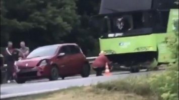 Біля Рівного зіткнулись пасажирський автобус і легковик (ВІДЕО)