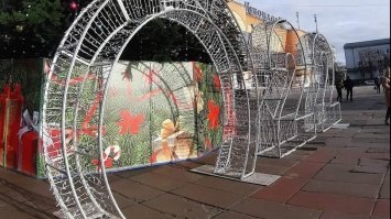 Біля центральної ялинки Рівного пошкодили святкову ілюмінацію