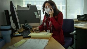 Чи може роботодавець звільнити біженців, які виїхали за кордон — пояснення експертів