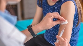 Чому потрібно вакцинуватися людям, які вже перехворіли на коронавірус
