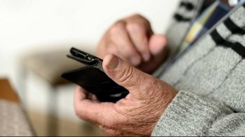 Діджиталізація дня. Українцям старше 60 видаватимуть смартфони за вакцинацію