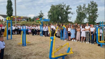 Дружина загиблого  на фронті чоловіка відкрила у селі на Рівненщині спортмайданчик