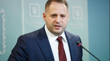 Єрмак та гелікоптери: соцмережі відповіли на пишне святкування мемами та пародіями