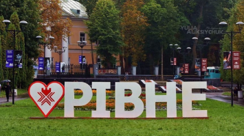 Фотозона на «Лебединці» вже розтрощена