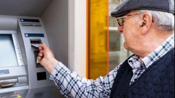 Кабмін відтермінував обов’язковий переказ пенсій на картки