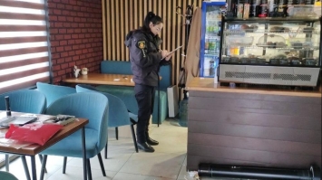 Каменем розбив скло вхідних дверей: у Рокитному обікрали кав`ярню
