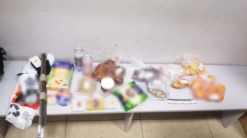 Хотіли зекономити: у Рівному двоє киян вкрали продукти із торгового центру
