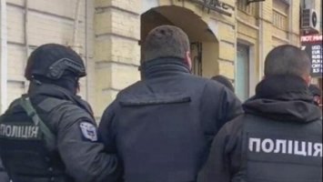 Кіберполіція викрила шахрая, який наживався на бронежилетах та касках
