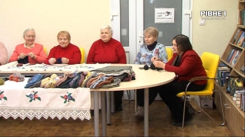 Костопільчанки в’яжуть теплі шкарпетки для захисників 