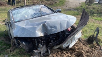 Легковик на великій швидкості в’їхав у відбійник і злетів у кювет