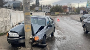  Легковик в’їхав в електроопору: постраждала пасажирка