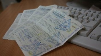 Лікарів зобов’яжуть відшкодувати виплати за фейкові лікарняні