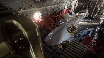 Литва відправила до України безпілотника Bayraktar. Його проводжали тисячі литовців