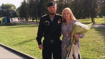 Мати загиблого військовика передала нові речі із свого бутика до волонтерського штабу