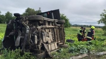Мікроавтобус волонтерів на Рівненщині викинуло у кювет. Є постражадалі (ФОТО)