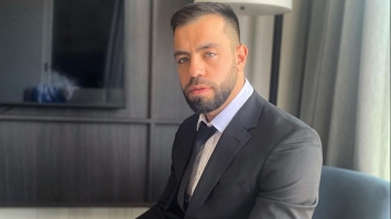 Мільйонер пропонує зарплату помічнику, який подорожуватиме з ним світом