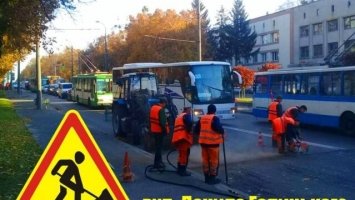 На Данила Галицького - ремонт дороги. Рух тролейбусів затримується