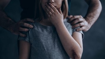 На Дніпропетровщині чоловік 10 років ґвалтував трьох своїх дочок – прокуратура