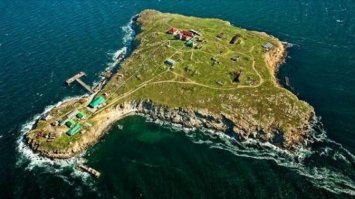На острові Зміїний піднято український прапор