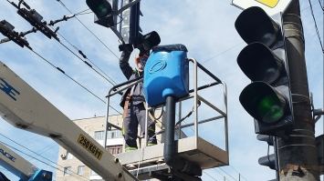 На переході біля «Злати Плази» у Рівному з`явилися дублюючі світлофори 