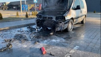 На Рівненщині біля “АТБ” горів Fiat