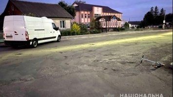 На Рівненщині дитина на самокаті в'їхала у мікроавтобус