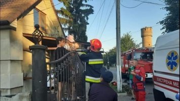 На Рівненщині дівчинка наштрикнулась на металевий паркан