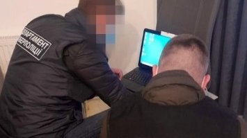 На Рівненщині поліцейські викрили групу, яка виготовляла фіктивну COVID-документації