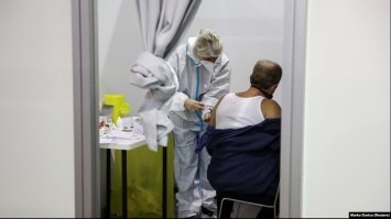 На Рівненщині понад 200 осіб, яким за 80 років, отримали щеплення від COVID-19 