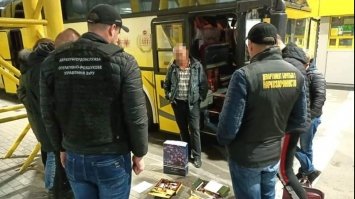 У Рівному чоловік намагався передати цукерки з наркотиками у Польщу