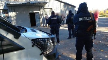 На Рівненщині затримали чоловіків, які викрадали елітні авто та розбирали їх на запчастини
